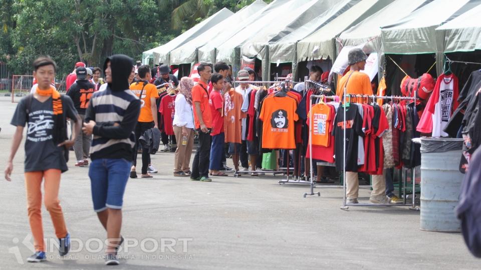 Ada puluhan bazar yang menjual kaos-kaos Persija, syal Persija,  dan aksesoris-aksesoris yang berkaitan dengan tim kebanggan ibukota.